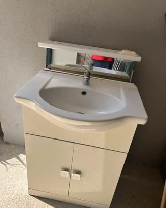 Mobile bagno con robinetto