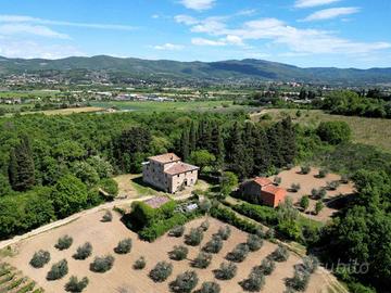 Rustico / Casale di 700 m² con più di 5 locali e b