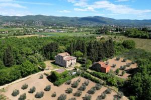 Rustico / Casale di 700 m² con più di 5 locali e b