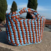 Borsa a mano azzurra e bronzo uncinetto