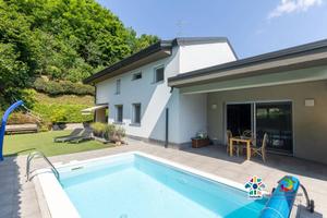 Villa di 341 m² con più di 5 locali e box auto dop