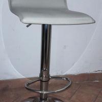 Sgabello in pelle e acciaio