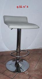 Sgabello in pelle e acciaio