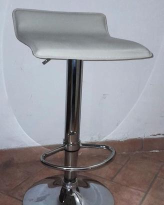 Sgabello in pelle e acciaio