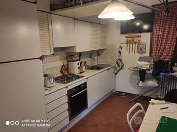 Cucina bianca accessoriata