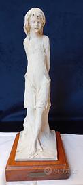 Scultura femminile Nico Venzo in bisquit
