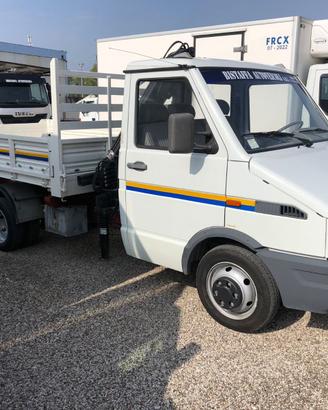 Iveco Daily 35.12 con gru e cassone ribaltabile