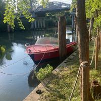 Barca con motore e carrello