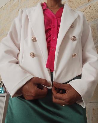 Blazer Cropped Bianco Doppiopetto con Bottoni Oro