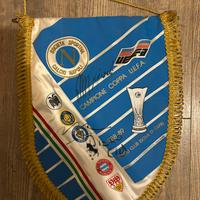 Gagliardetto firmato da Diego Armando Maradona