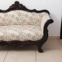 Coppia di divani stile Carlo X in noce intagliato