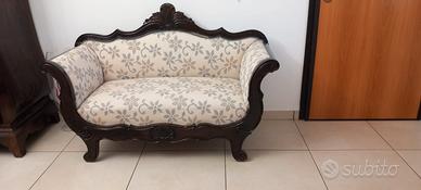 Coppia di divani stile Carlo X in noce intagliato