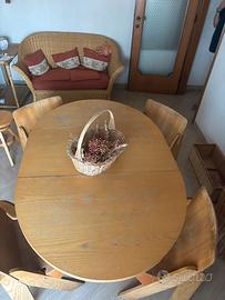 Tavolo di antiquariato in legno