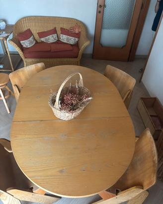 Tavolo di antiquariato in legno