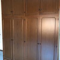 Armadio in legno marrone scuro