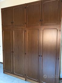 Armadio in legno marrone scuro