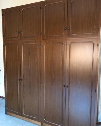 Armadio in legno marrone scuro