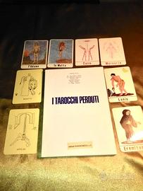 Libro e mazzi di carte ritrovati