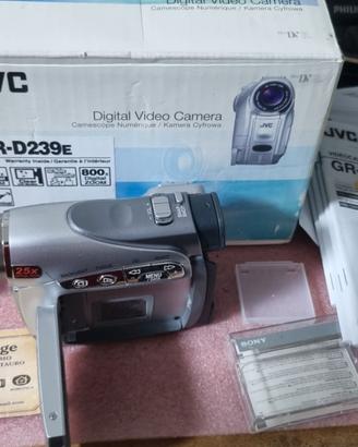 0809NN-Videocamera JVC GR-D239E