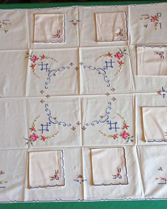 2 set di tovagliette quadrate con tovaglioli ugual