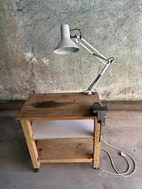 Piano da lavoro su ruote, lampada e morsa da banco