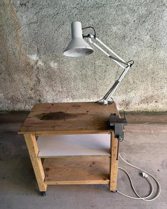 Piano da lavoro su ruote, lampada e morsa da banco