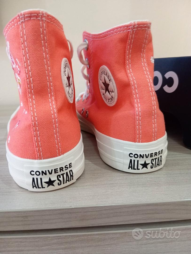 Converse nere hot sale cuore rosso