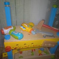 piano da lavoro con strumenti per bambini