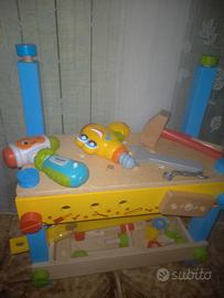 piano da lavoro con strumenti per bambini