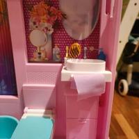 Casa Malibu di Barbie con accessori e più.