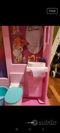 Casa Malibu di Barbie con accessori e più.