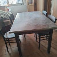Tavolo con sedie