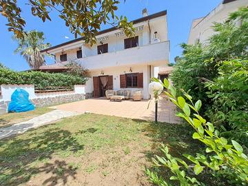 Villa Quadrifamiliare con Giardino