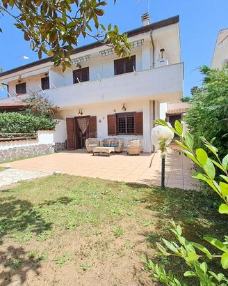 Villa Quadrifamiliare con Giardino