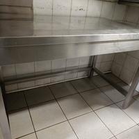 banco in acciaio per cucina di ristorante 