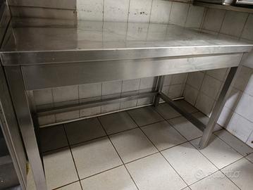 banco in acciaio per cucina di ristorante 