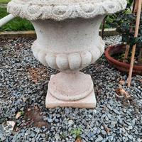 Vaso a calice in cemento e marmo