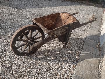 Antica carriola in legno 