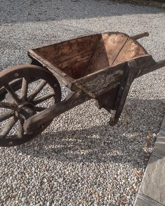 Antica carriola in legno 
