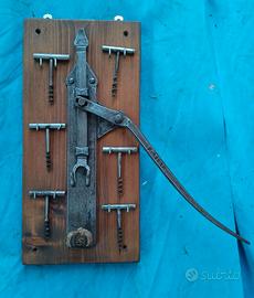 Cavatappi da muro antico in ferro battuto