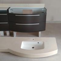 Mobile bagno con top di marmo.