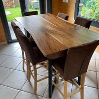 Tavolo bancone con sgabelli