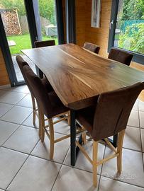 Tavolo bancone con sgabelli