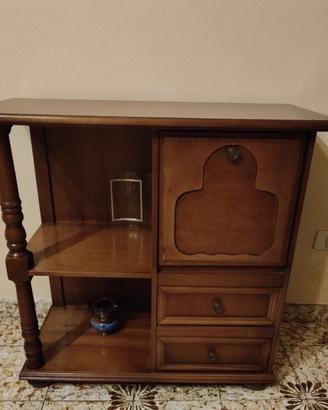 Mobiletto in legno a parete