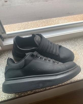 Alexander McQeen total Black