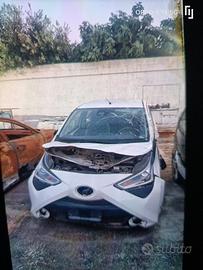 Toyota Aygo incidentata sinistrata