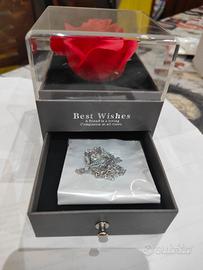 Scatola di rose e collana a forma di cuore in arg.