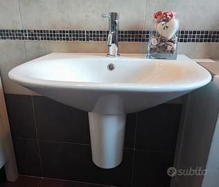 Lavabo bagno con miscelatore 