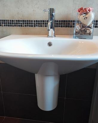 Lavabo bagno con miscelatore 