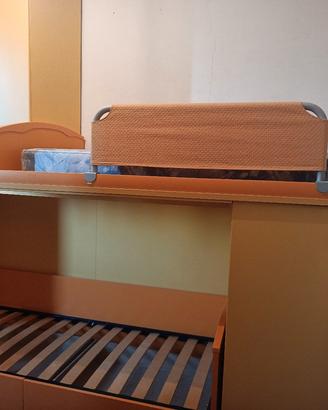 cameretta a ponte con letto a castello e scrivania